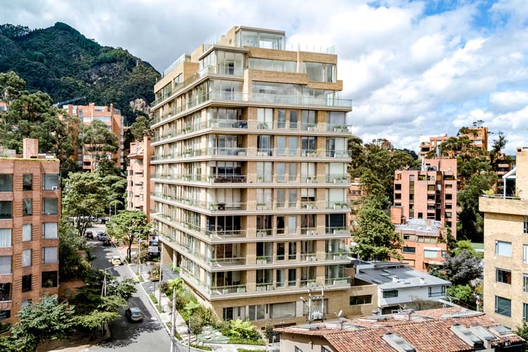 EDIFICIO SOLHÉ / Ubicación: BOGOTÁ D.C. / Línea: LAMIGLASS ARQUITECTO, LAMIGLASS INTERIOR / Tipo de Vidrio: LAMIGLASS INTERIOR ACID PLUS COBRE, TEMPLADO INCOLORO / Aplicación: BARANDAS, REVESTIMIENTOS / Constructora y/o Arquitecto: NM CONSTRUCTORES