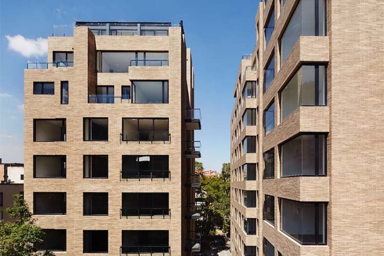 EDIFICIO OCHO 85 / Ubicación: BOGOTÁ D.C. / Línea: LAMIGLASS ARQUITECTO, LAMIGLASS BLINDADO / Tipo de Vidrio: LAMIGLASS INCOLORO, LAMIGLASS MULTILAMINADO REFLEX BRONCE, ENERGYGLASS REFLEX BRONCE TEMPLADO, LAMIGLASS MULTILAMINADO INCOLORO / Aplicación: FACHADA, BARANDAS, DIVISIONES / Constructora y/o Arquitecto: FIDUOCCIDENTE