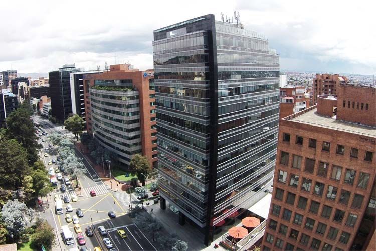 TORRE SIENTE 77 / Ubicación: BOGOTÁ D.C. / Línea: ENERGYGLASS (Ahorro Energético) / Tipo de Vidrio: ENERGYGLASS CONTROL 50 NEUTRO / Aplicación: FACHADA / Constructora y/o Arquitecto: NM CONSTRUCTORES