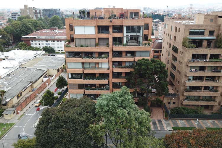 EDIFICIO NUEVE 80 / Ubicación: BOGOTÁ D.C. / Línea: LAMIGLASS ARQUITECTO / Tipo de Vidrio: LAMIGLASS INCOLORO / Aplicación: FACHADA / Constructora y/o Arquitecto: NM CONSTRUCTORES