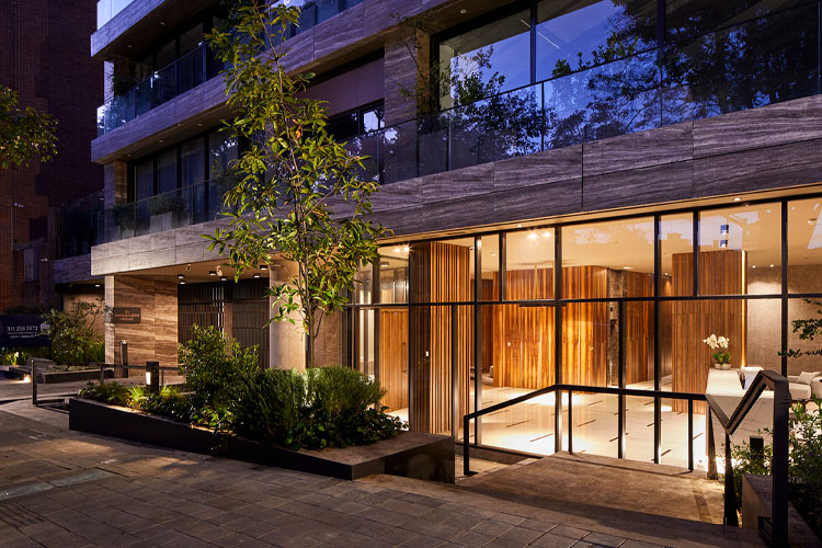 EDIFICIO OCHO 85 / Ubicación: BOGOTÁ D.C. / Línea: LAMIGLASS ARQUITECTO, LAMIGLASS BLINDADO / Tipo de Vidrio: LAMIGLASS INCOLORO, LAMIGLASS MULTILAMINADO REFLEX BRONCE, ENERGYGLASS REFLEX BRONCE TEMPLADO, LAMIGLASS MULTILAMINADO INCOLORO / Aplicación: FACHADA, BARANDAS, DIVISIONES / Constructora y/o Arquitecto: FIDUOCCIDENTE